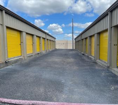 Life Storage - Cedar Hill, TX