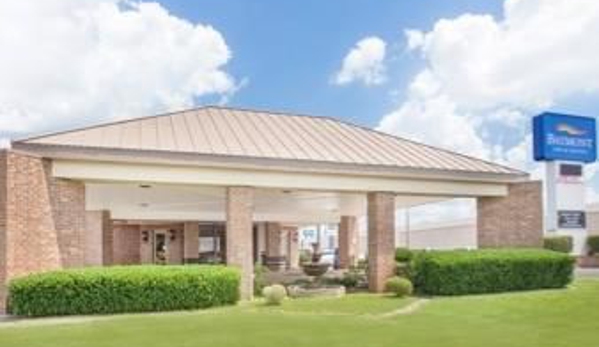 Baymont Inn & Suites - Paris, TX