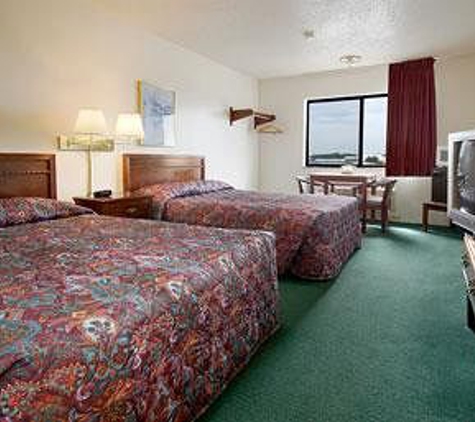 Super 8 by Wyndham Woodstock - Woodstock, IL