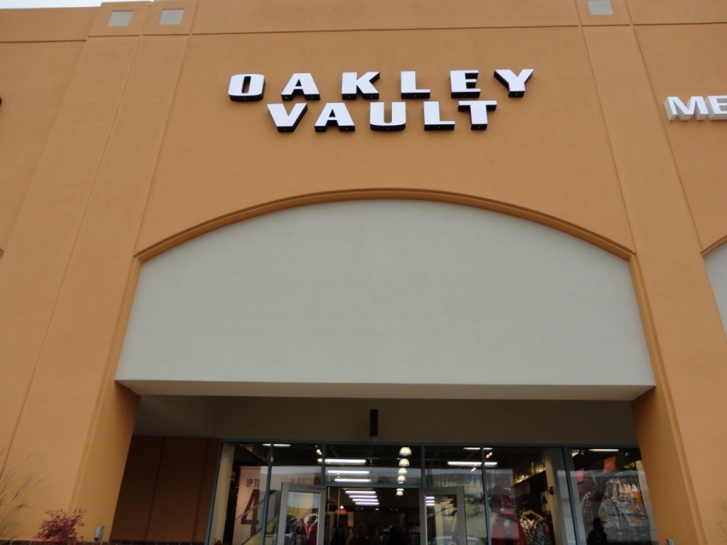 tanger outlet oakley