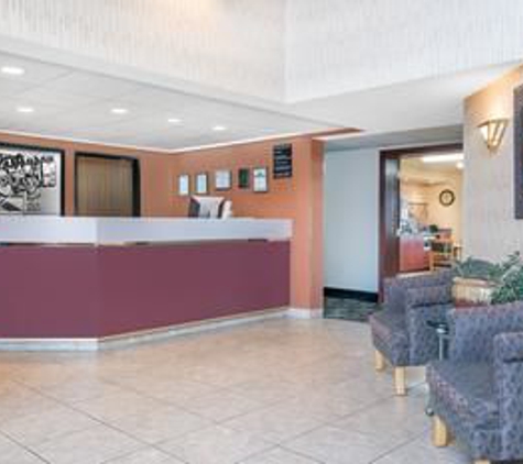 Super 8 by Wyndham Wausau - Wausau, WI