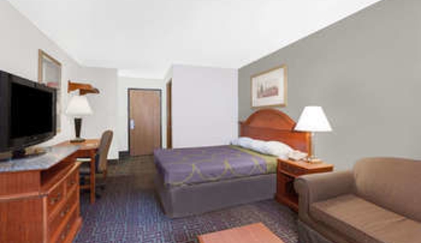 Super 8 by Wyndham Fort Madison - Fort Madison, IA