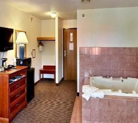 Days Inn & Suites by Wyndham Traverse City - Traverse City, MI