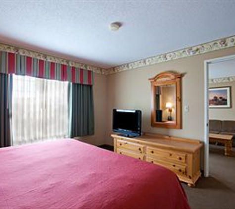 Country Inns & Suites - Waterloo, IA