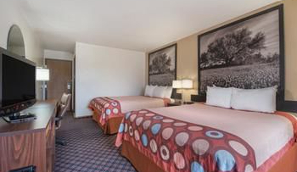 Super 8 by Wyndham College Station - College Station, TX