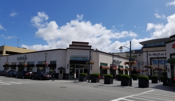 Lush Cosmetics Mall at Bay Plaza - Bronx, NY