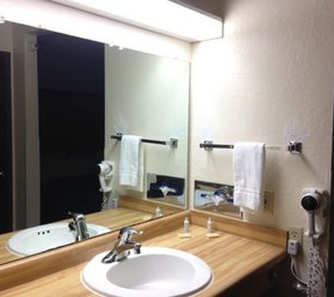 Norwood Inn and Suites - Minneapolis, MN