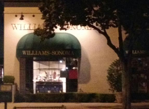 Williams-Sonoma - Pasadena, CA. The store from outside