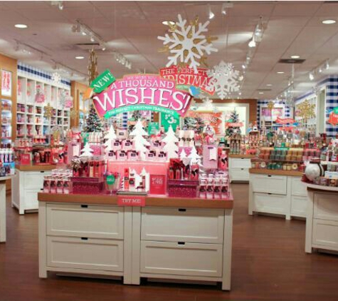 Bath & Body Works - Liberty Township, OH. Bath and Body Works: Christmas Set-up- to me, this looks like Winter Wonderland!!!!!!!!!!! ������������