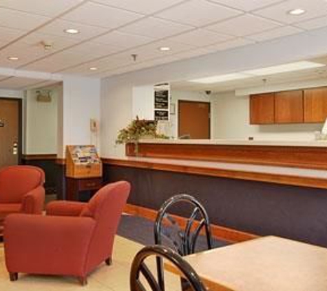 Super 8 by Wyndham Manchester Airport - Manchester, NH