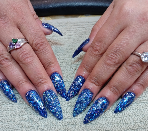 LA Nails - Whitehall, PA