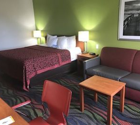 Days Inn & Suites by Wyndham Fort Myers Near JetBlue Park - Fort Myers, FL