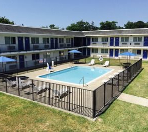 Motel 6 - Lufkin, TX