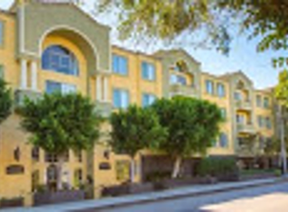 Versailles Apartments - Woodland Hills, CA