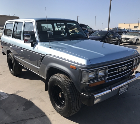 Black and White Auto Body Center - North Hollywood, CA