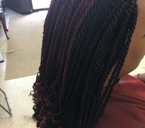 Queen's African Hairbraiding - Milwaukee, WI