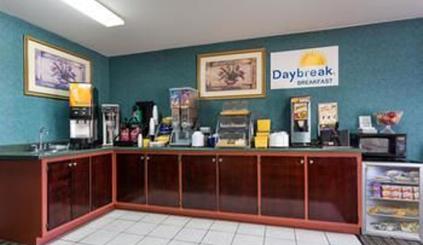 Days Inn - Dickson, TN