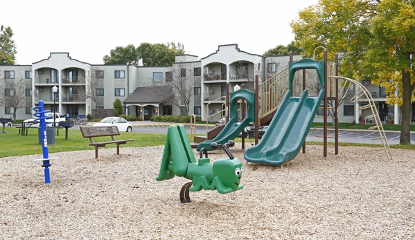 Pondview Apartments - Maplewood, MN