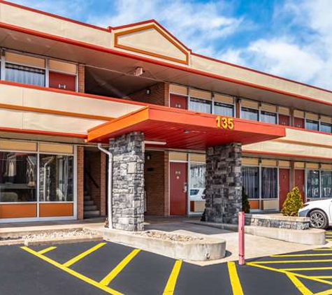 Econo Lodge - Zanesville, OH