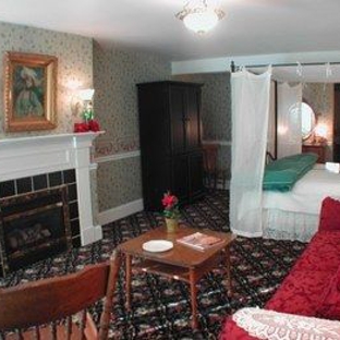 The 1896 House Country Inn - Brookside & Pondside - Williamstown, MA