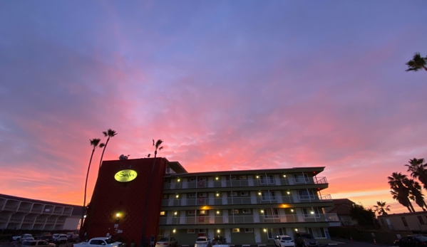 Surfer Beach Hotel - San Diego, CA