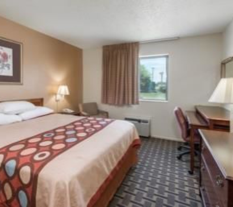 Super 8 by Wyndham Lebanon - Lebanon, MO