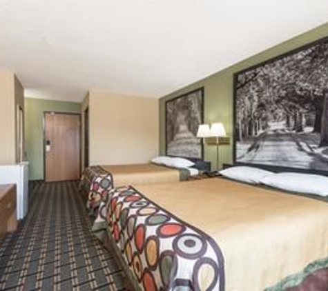 Super 8 by Wyndham Greenville - Greenville, IL