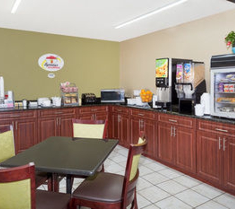 Super 8 by Wyndham Sarasota Near Siesta Key - Sarasota, FL