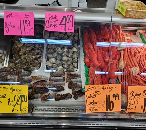 Detwilers Farm Market - Sarasota, FL. Bill Lewis of Vero Beach stopping in at Detwiler's Farm Market in Sarasota, Florida.