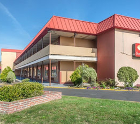 Econo Lodge - West Haven, CT