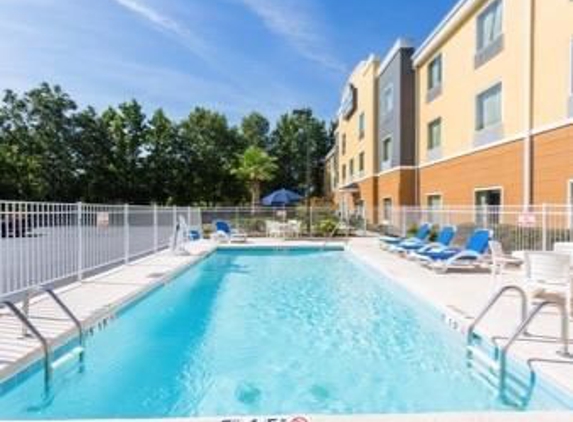 Days Inn & Suites by Wyndham Savannah North I-95 - Port Wentworth, GA