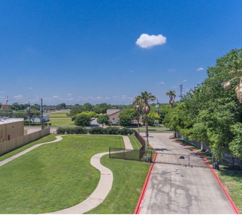 Parkway Senior Apartments - Pasadena, TX