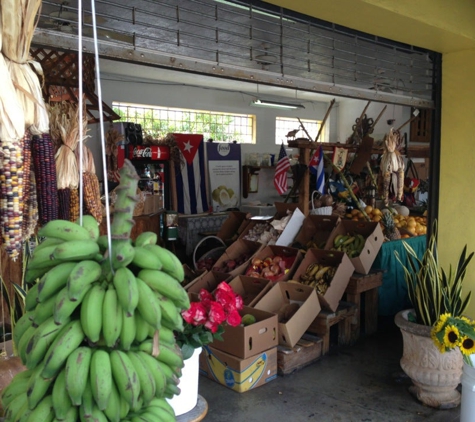 Los Pinarenos Fruteria - Miami, FL