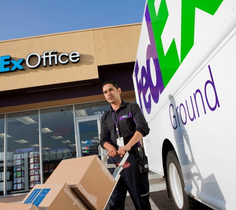 FedEx Office Ship Center - Chicago, IL