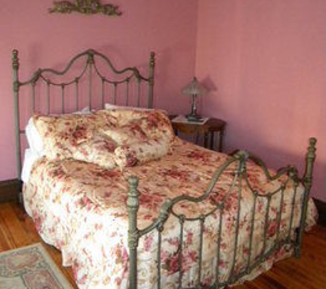 Decker House Bed and Breakfast - Mason City, IA