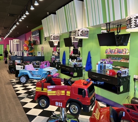 Sharkey's Cuts for Kids - Pembroke Pines, FL. Car chairs!