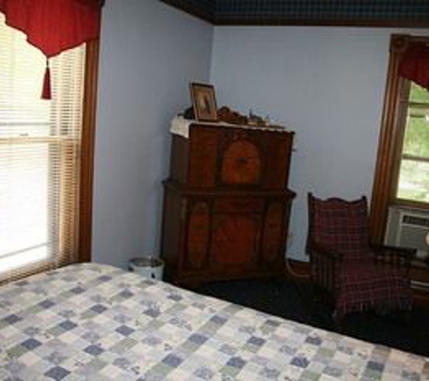 Victorian Rose Garden Bed & Breakfast - Algonquin, IL