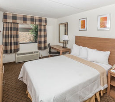 Days Inn by Wyndham Biloxi Beach - Biloxi, MS