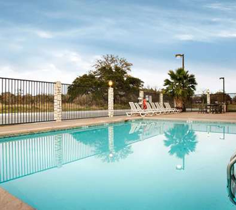 Best Western La Grange Inn & Suites - La Grange, TX