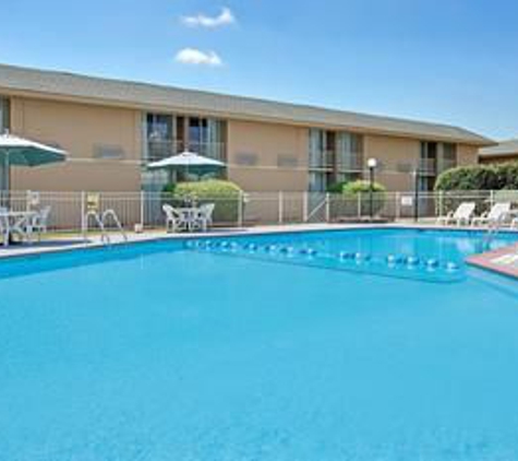 Days Inn by Wyndham Charlotte/Woodlawn Near Carowinds - Charlotte, NC