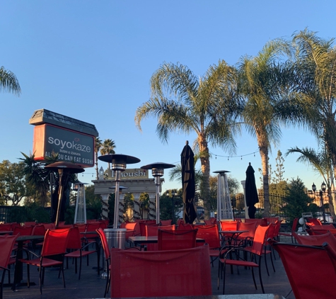 Raoushi Lebanese Restaurant and Hookah Lounge - Garden Grove, CA