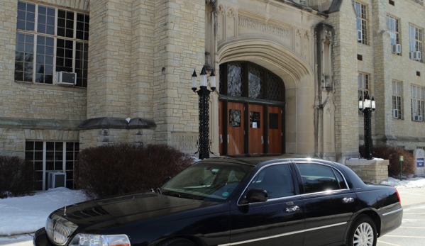 Airport  Town Car Taxi - Milwaukee, WI