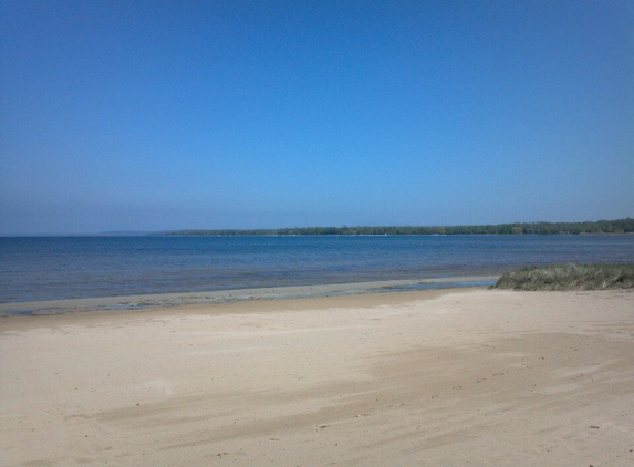 Sand Bay Beach Resort - Sturgeon Bay, WI