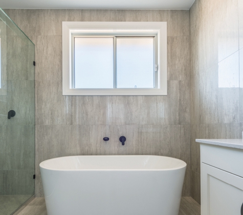Bradnam's Windows & Doors - Kensington, QLD. Frameless Shower Screen With black hinges