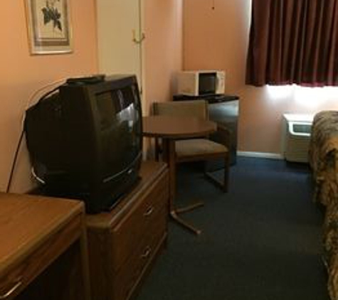 Best Budget Inn & Suites - Charles City, IA