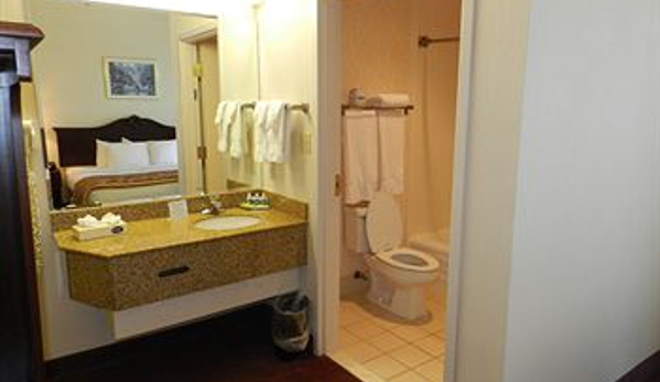 Ashmore Inn & Suites - Lubbock, TX