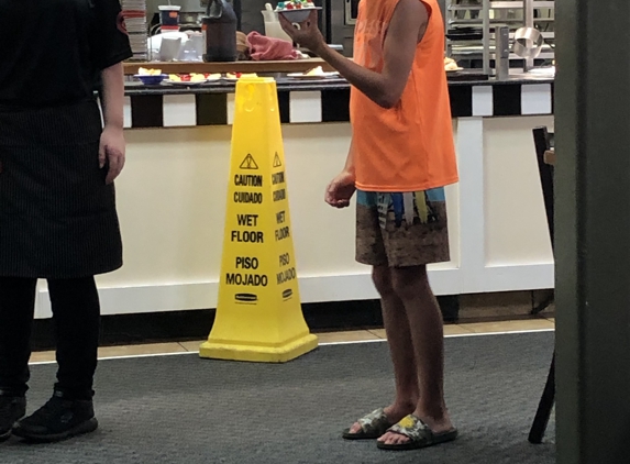 Golden Corral Restaurants - Gulfport, MS. Engaging waitstaff:
And a very happy tourist family! Welcome to our Coast, from Chattanooga!