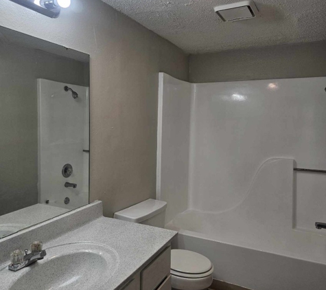 Meadow Lake Apartment - Searcy, AR. There's a washer/dryer too!