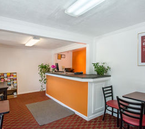 Econo Lodge - Lee, MA