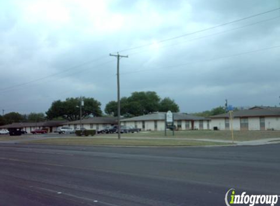 Seven Pines Apartments - San Antonio, TX